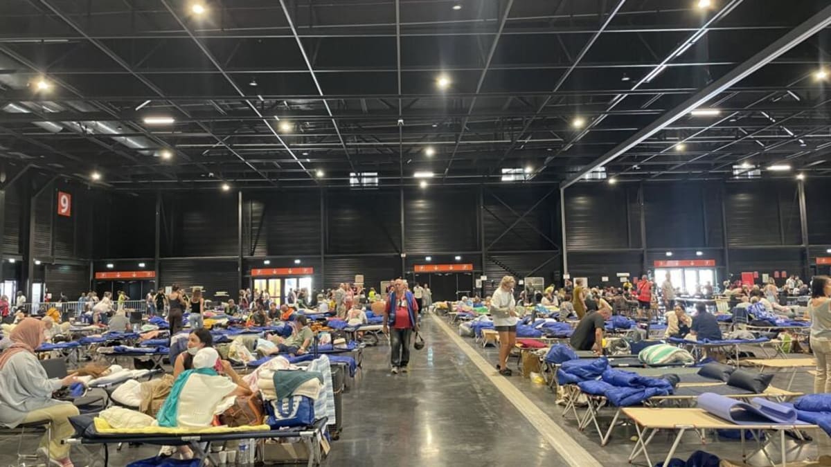 500 Volunteers Turn Evacuation Center Into Community Haven - Image 2