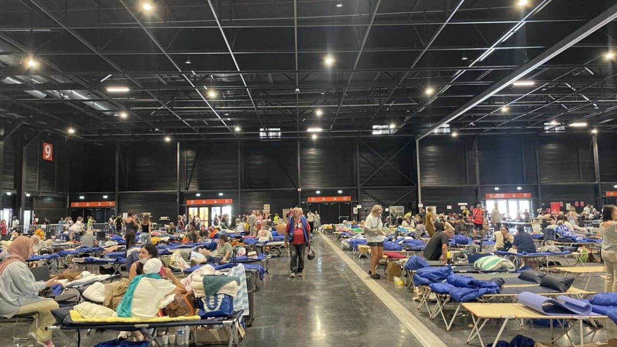 500 Volunteers Turn Evacuation Center Into Community Haven