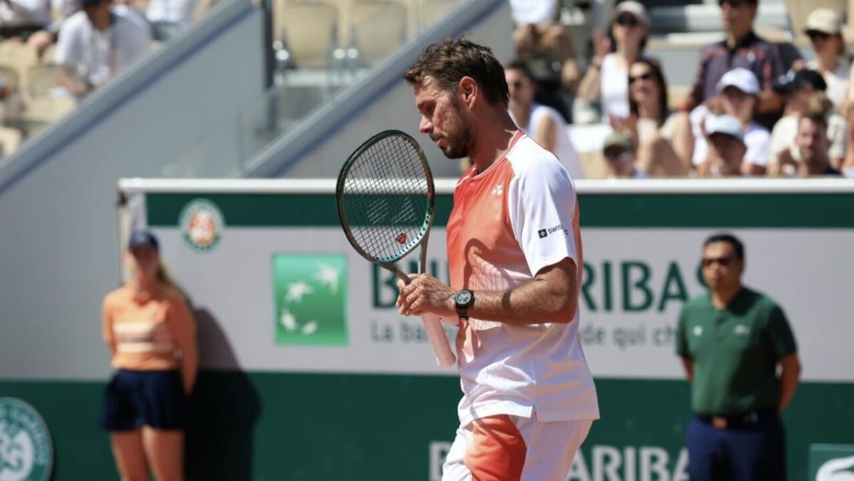 Stan Wawrinka waves to crowd at Roland Garros during emotional final French Open appearance