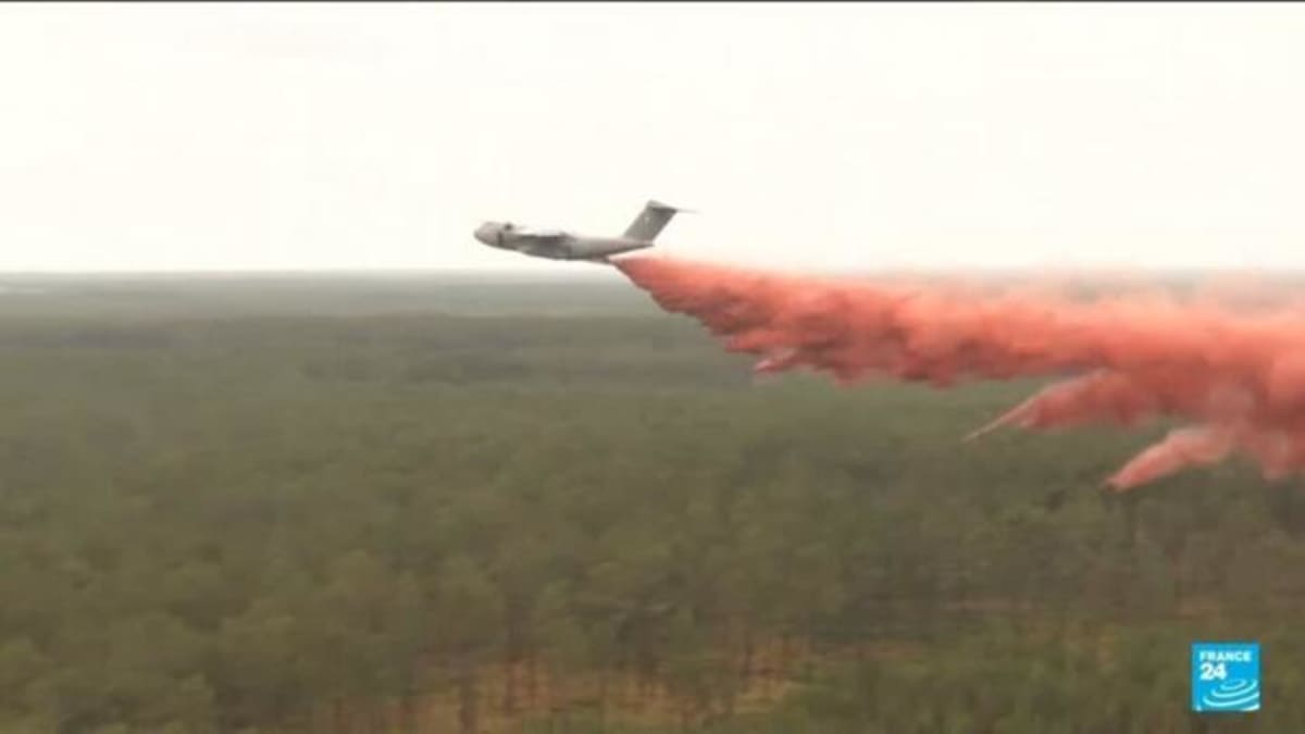 French Farmers Drive Water Tankers to Battle Historic Fires - Image 5