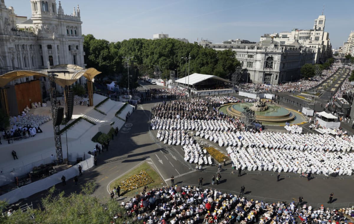 1.2 Million Gather for Pope Leo's Mass in Madrid - Image 3