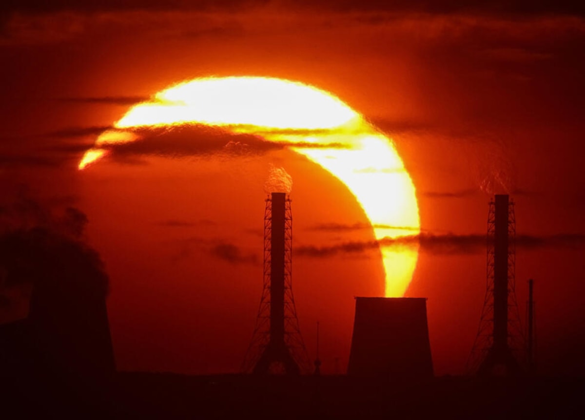 Total Eclipse Wows Europe with Stunning Display - Image 5