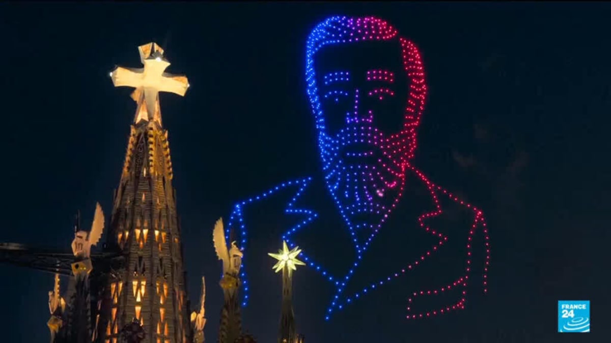Barcelona's Sagrada Familia Completes Final Spire After 144 Years - Image 2