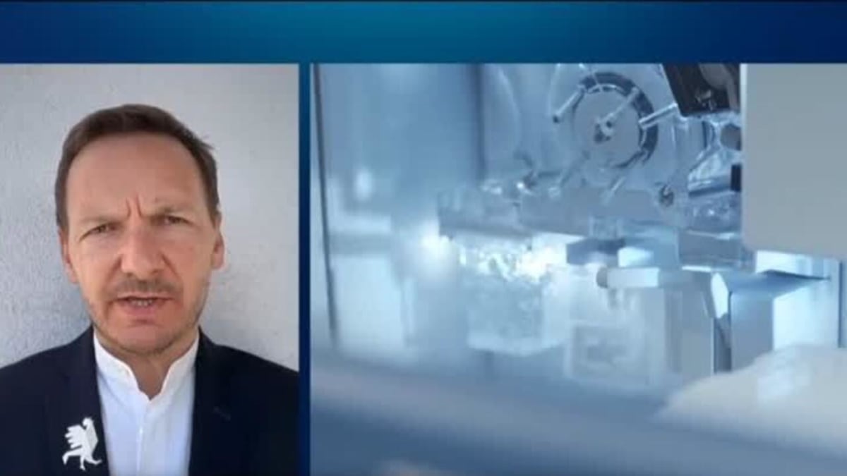 Health experts discussing artificial intelligence technology applications at One Health Summit in France