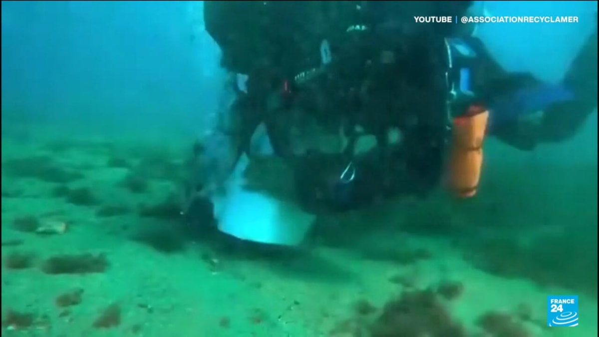 Underwater vacuum device cleaning pollution from the ocean floor at Paris inventor competition