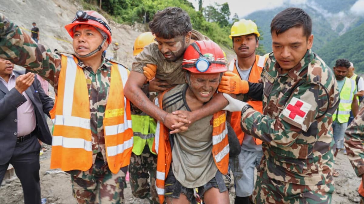 Two Workers Rescued Alive After 9 Days in Flooded Tunnel - Image 2