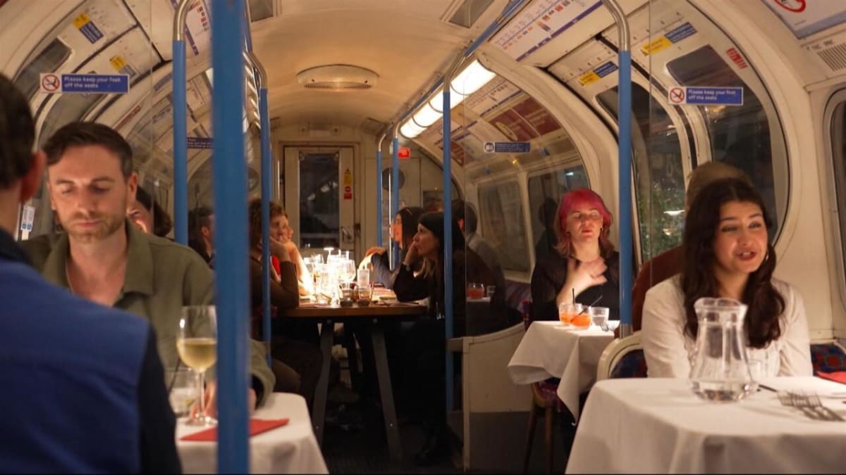 London Turns Old Buses Into Rolling Restaurants