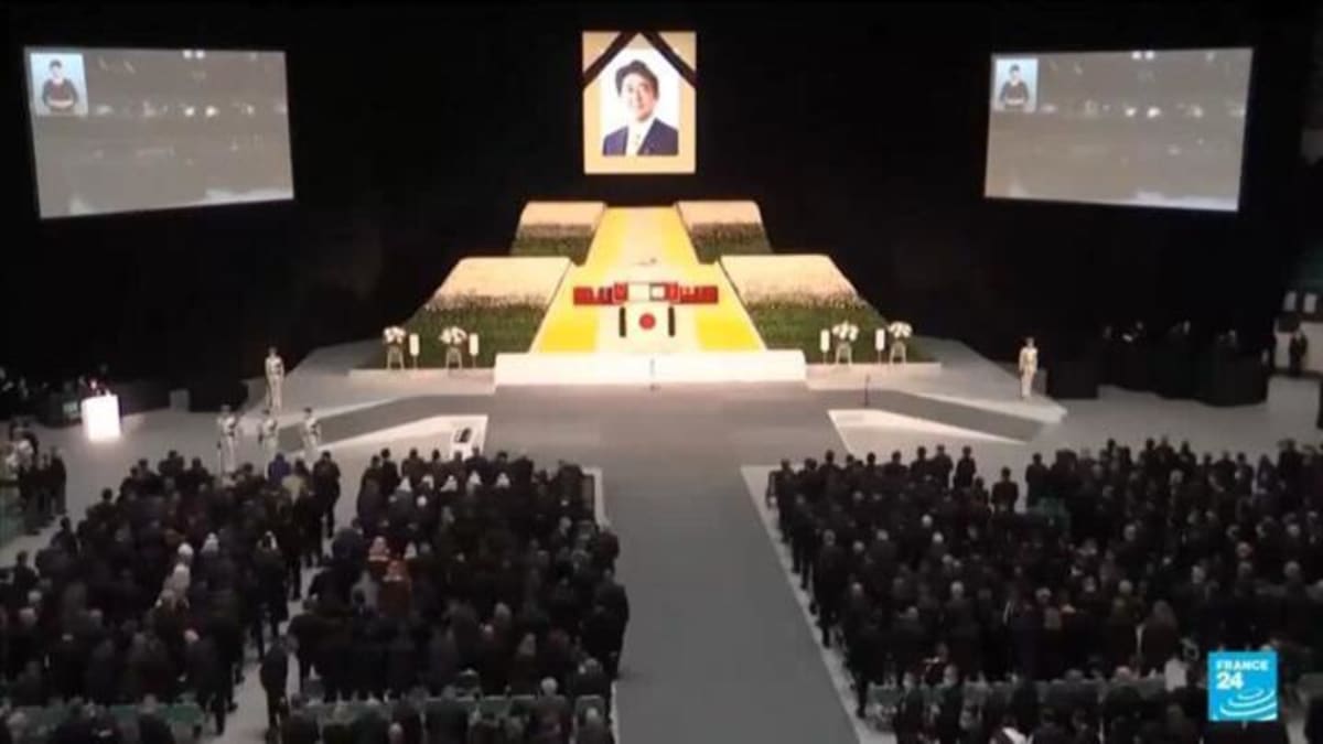 1,800 Japanese Volunteers Pull 360-Ton Castle by Hand - Image 4