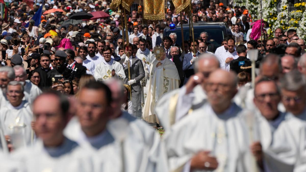 1.2 Million Gather for Pope Leo's Mass in Madrid - Image 2
