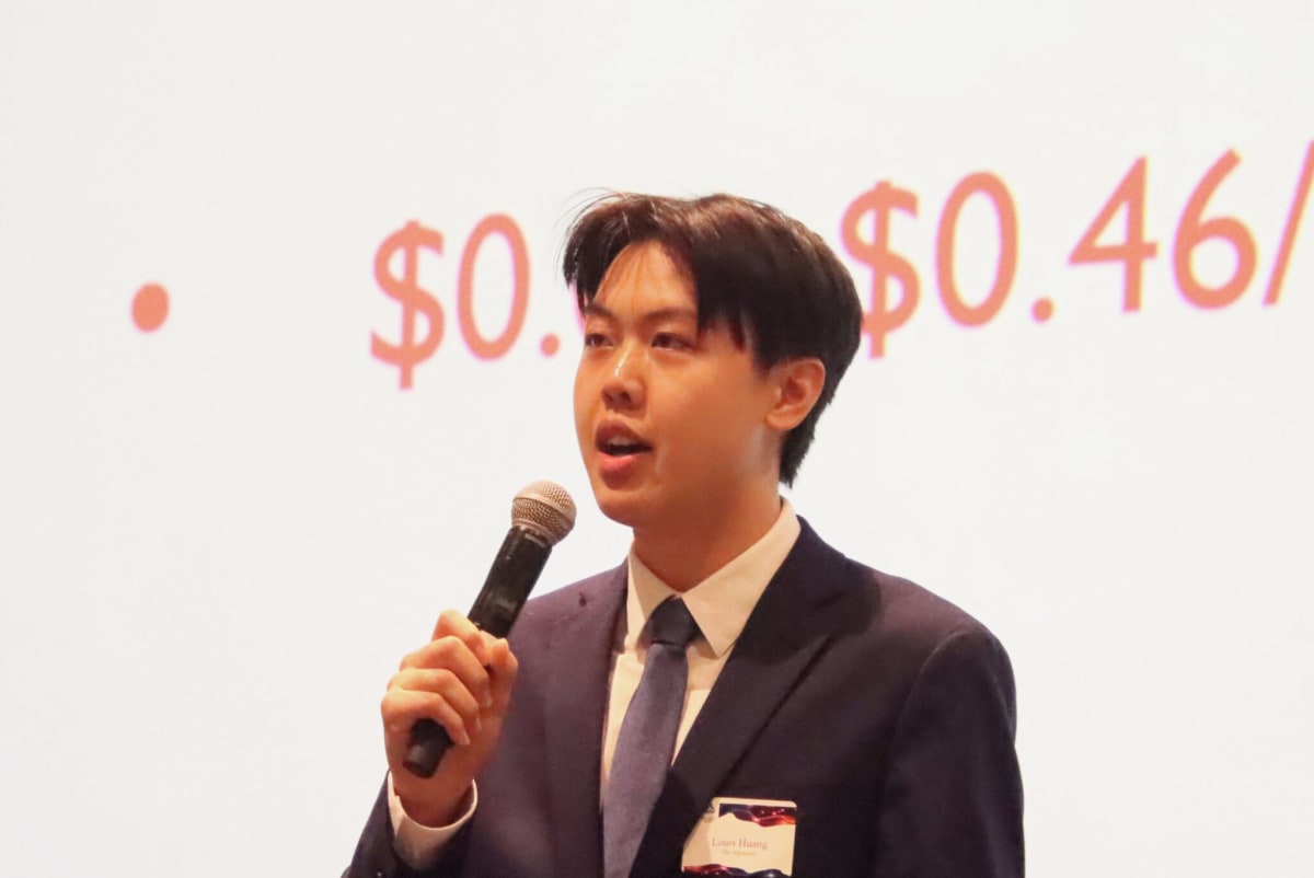 Student Emma Huang presenting algae-based meat packaging innovation at university competition