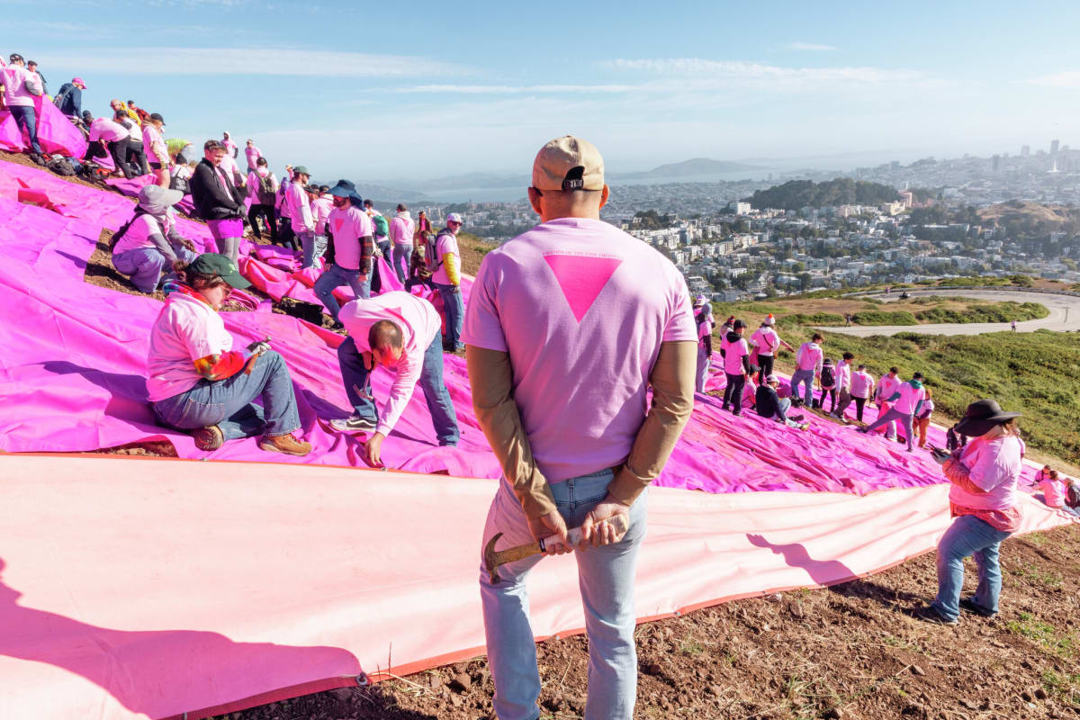 800 Volunteers Light Up San Francisco's Pink Triangle
