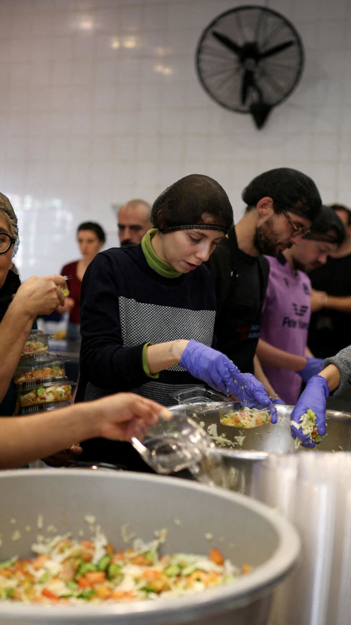 Beirut Volunteers Cook 2,200 Meals Daily for Displaced - Image 2