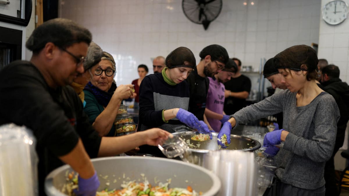 Beirut Volunteers Cook 2,200 Meals Daily for Displaced