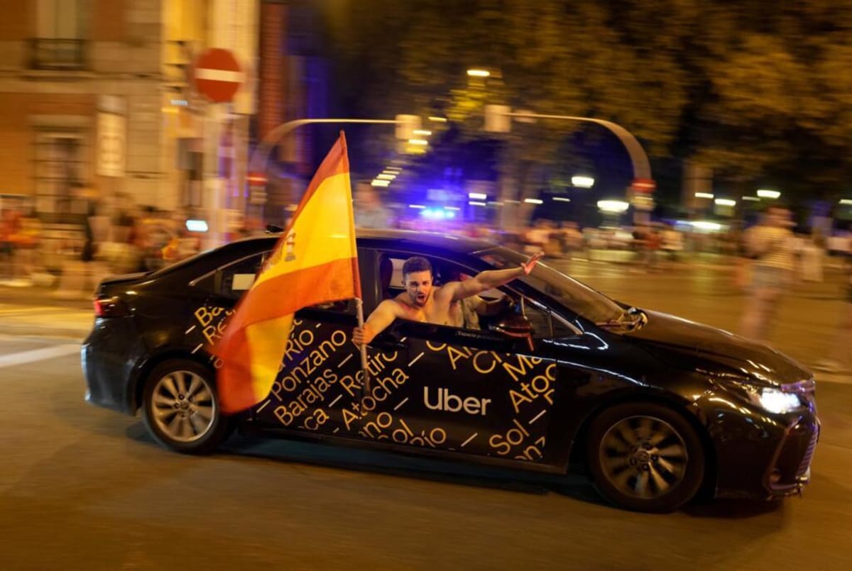 Million Fans Welcome Spain's World Cup Champions Home - Image 5
