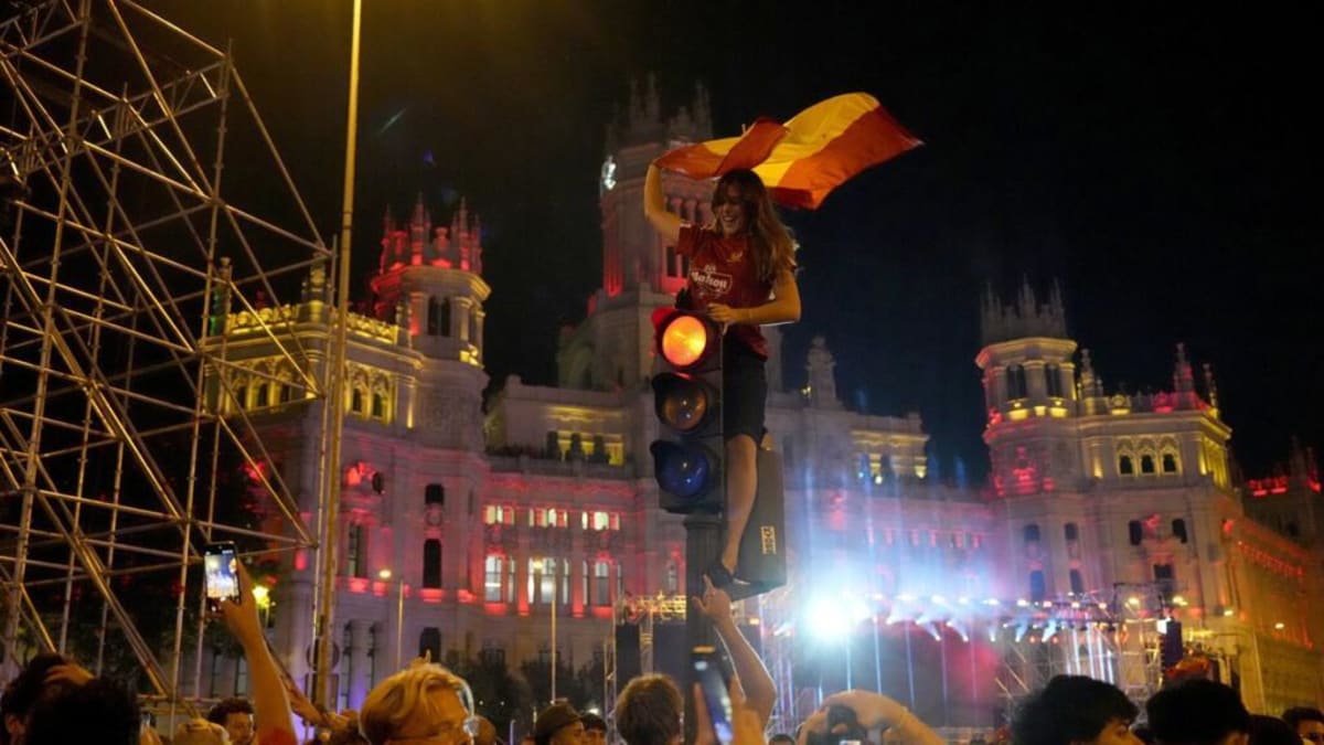 Million Fans Welcome Spain's World Cup Champions Home - Image 2