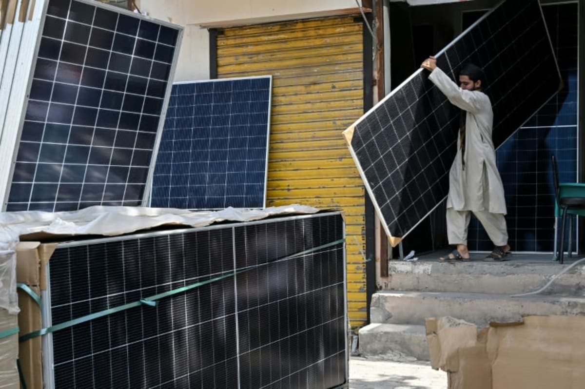 Global Renewable Energy Soars by Record 693 Gigawatts in 2025