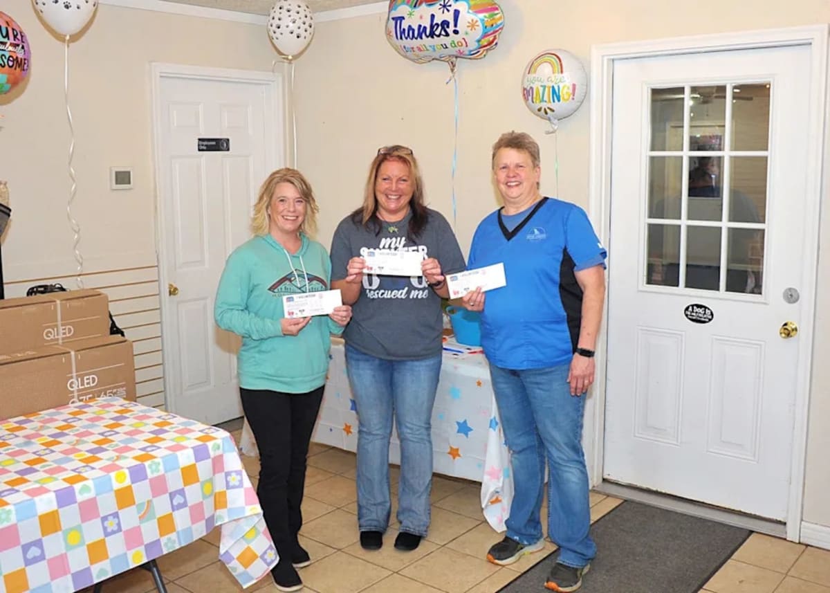 Pizza Shop Rewards Wayne County Dog Shelter Volunteers - Image 3
