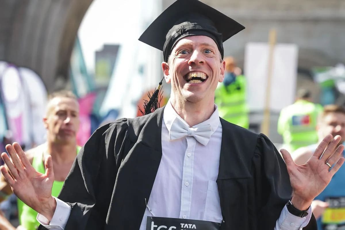 Oxford Professor Breaks Marathon Record in Full Gown - Image 2