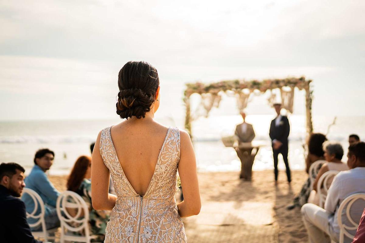 800 Teens Crash Florida Beach Wedding, Cheer for the Couple