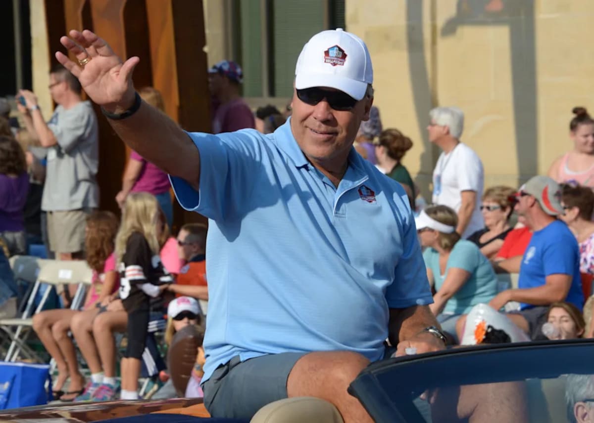 Bills Send Ring of Honor Sign to HOFer's Family - Image 4