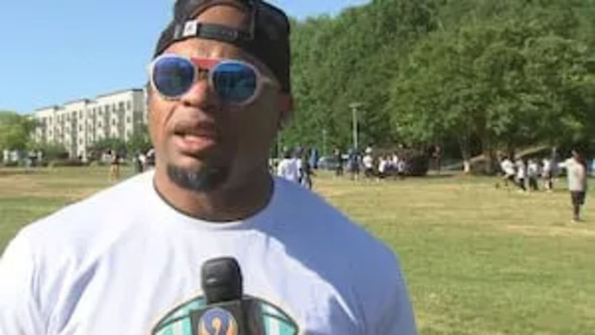 NFL Legend Steve Smith Sr. Hosts Free Skills Clinic for Kids - Image 4