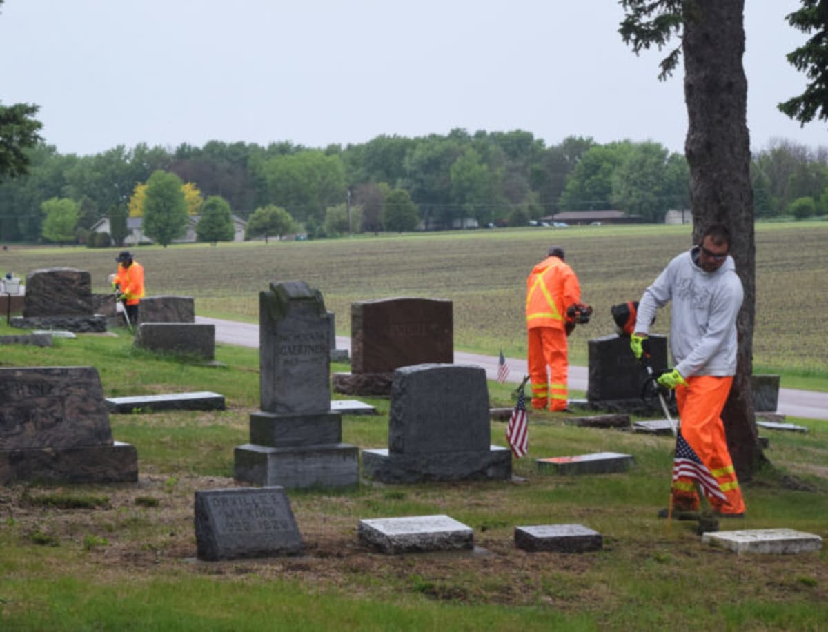 Volunteers Save Cemetery 110 Hours Before Memorial Day - Image 2