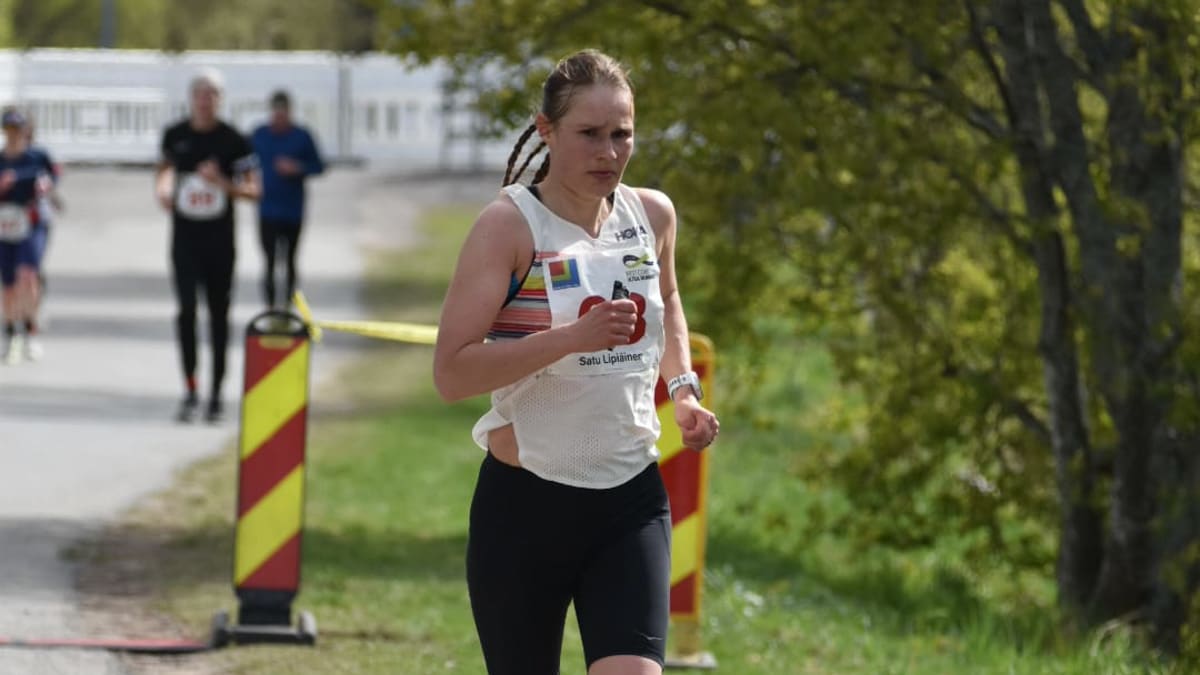 Satu Lipiäinen running on gravel path during her world record six hour ultramarathon performance