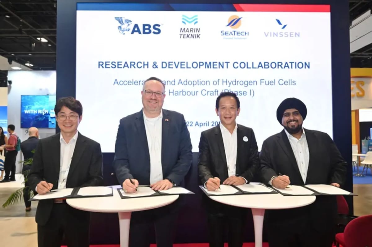 Four executives signing hydrogen fuel cell harbor craft agreement at Singapore Maritime Week 2026