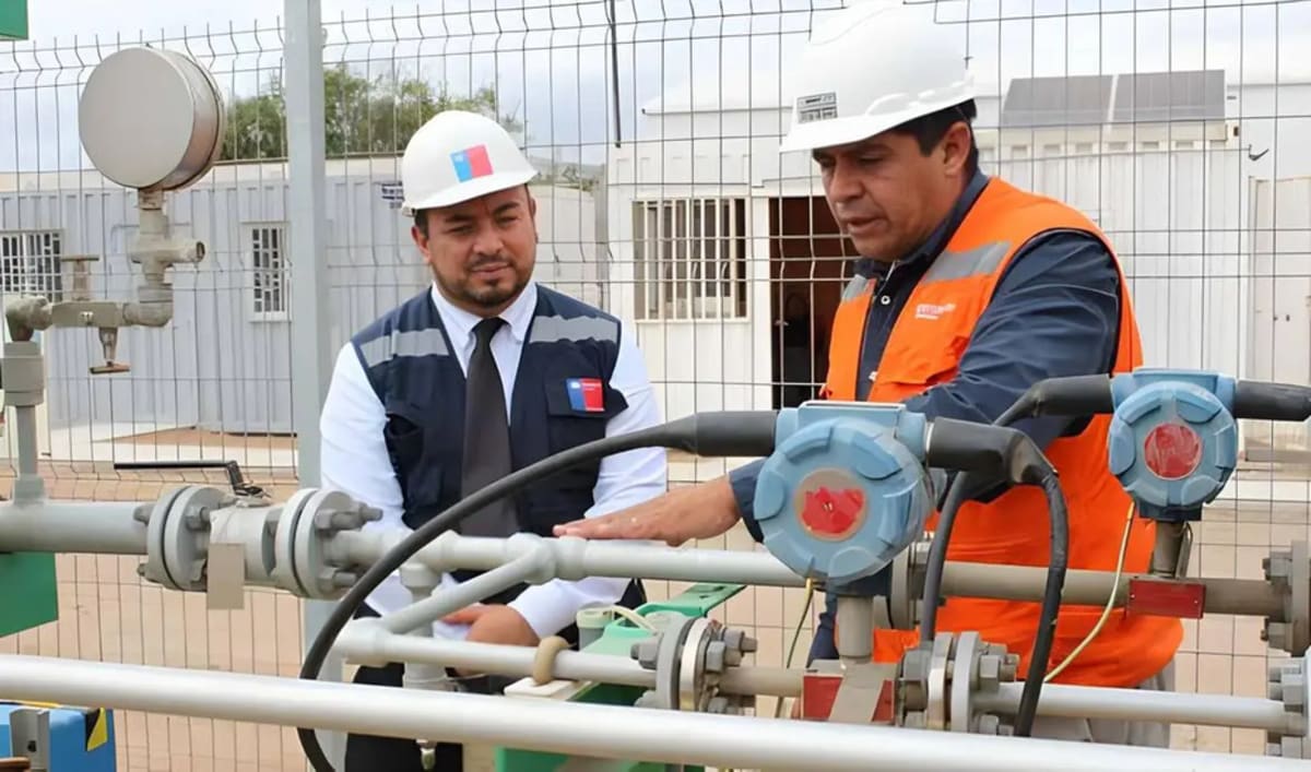 Green hydrogen production facility with electrolysis equipment and gas distribution pipes in Chile