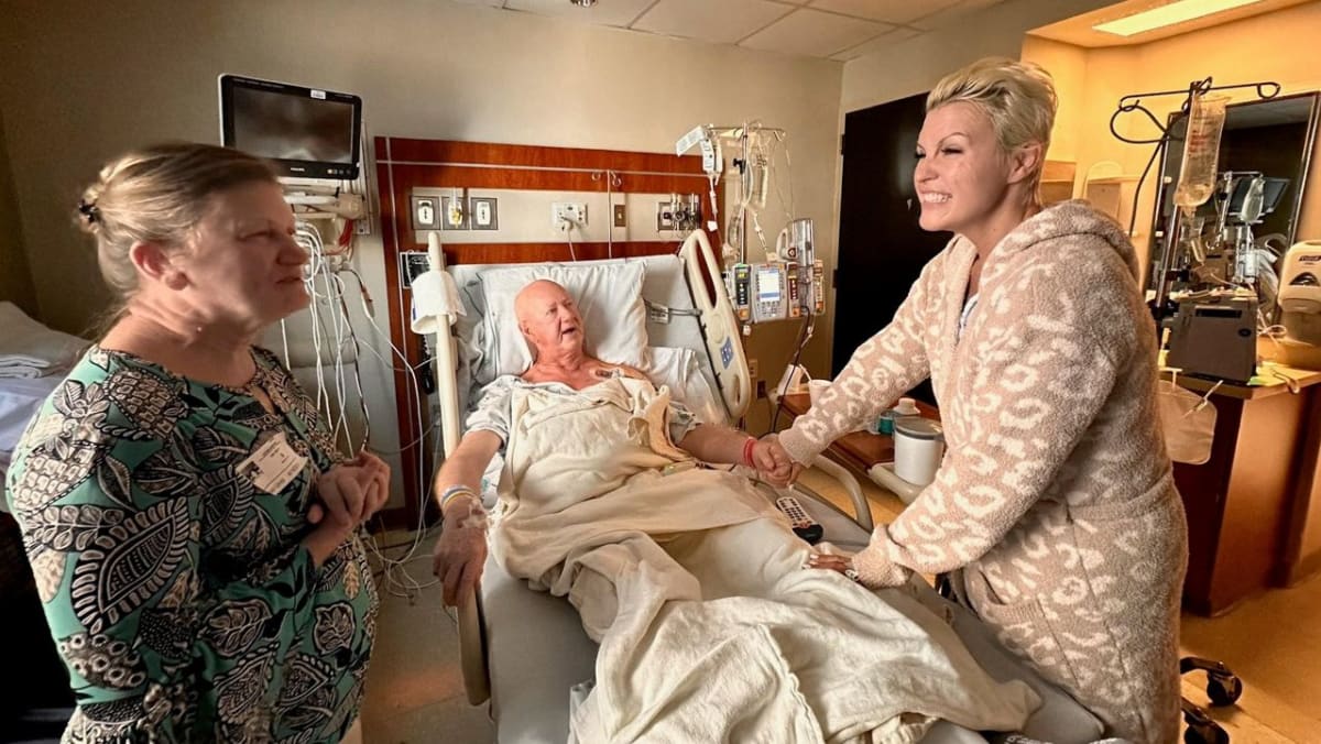 90-Year-Old Volunteers Daily to Help Fellow Seniors - Image 2