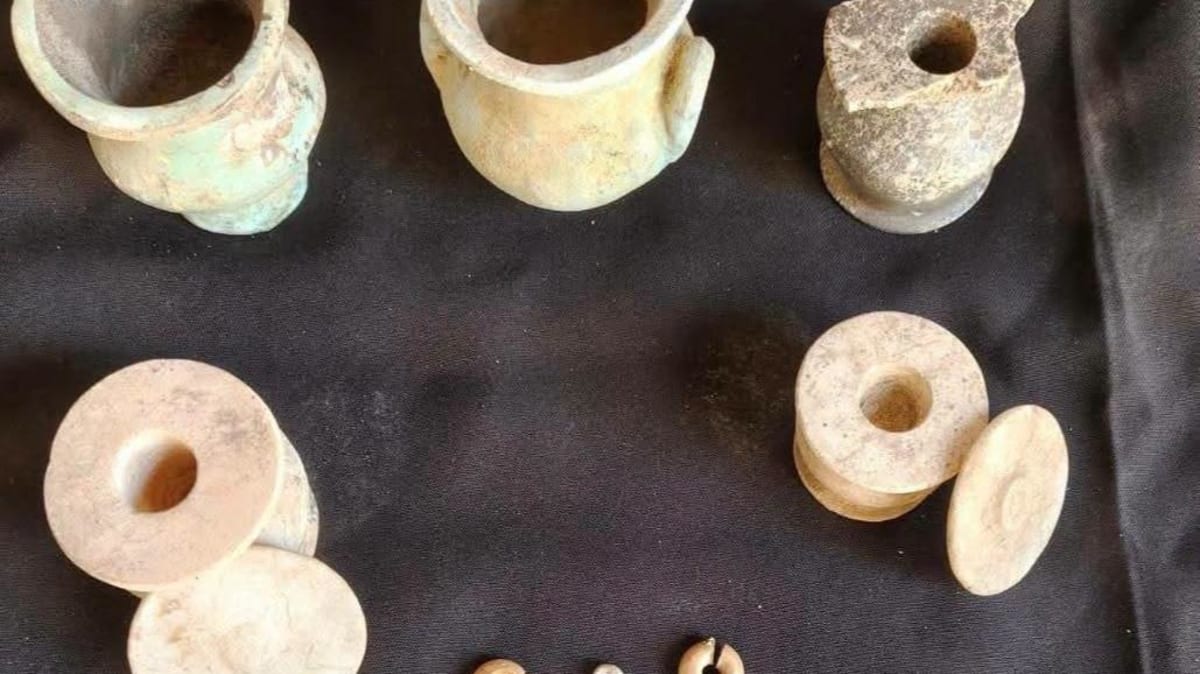 Egyptian Team Finds Gold Jewelry in Ancient Heliopolis Tomb