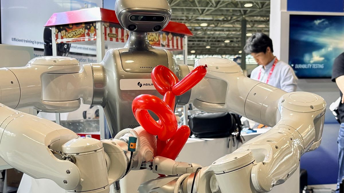 Robot Learns to Make Balloon Dogs at Vienna Tech Show - Image 2