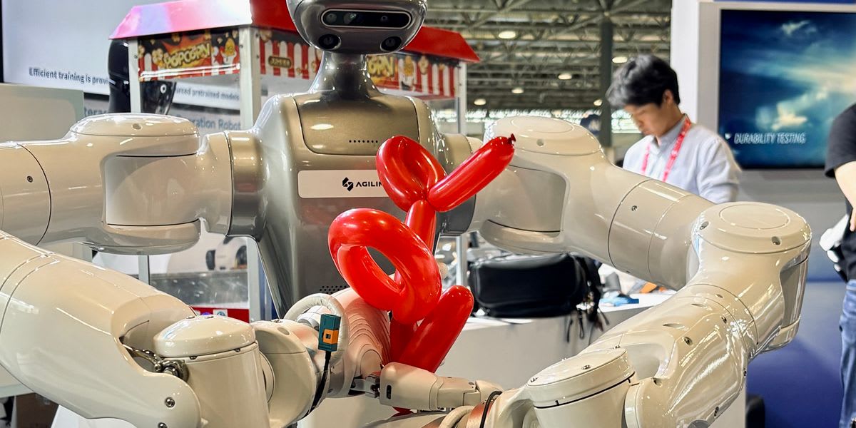 Robot Learns to Make Balloon Dogs at Vienna Tech Show