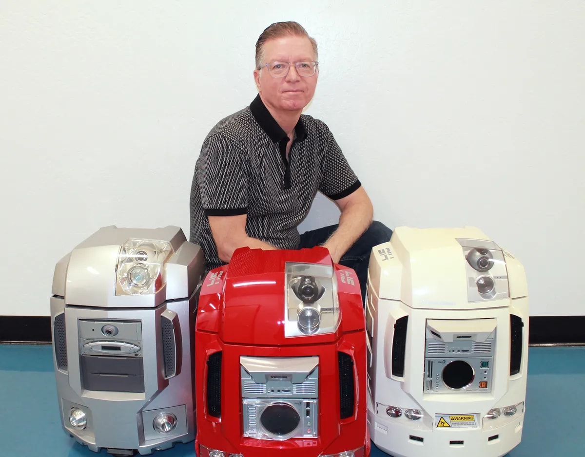 Teacher and Students Build Full-Size 1940s Computer Replica - Image 2
