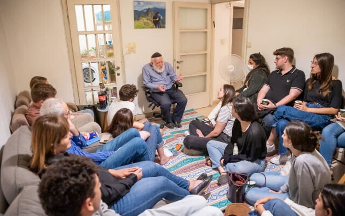 Israeli Students Keep Holocaust Stories Alive in Living Rooms - Image 4