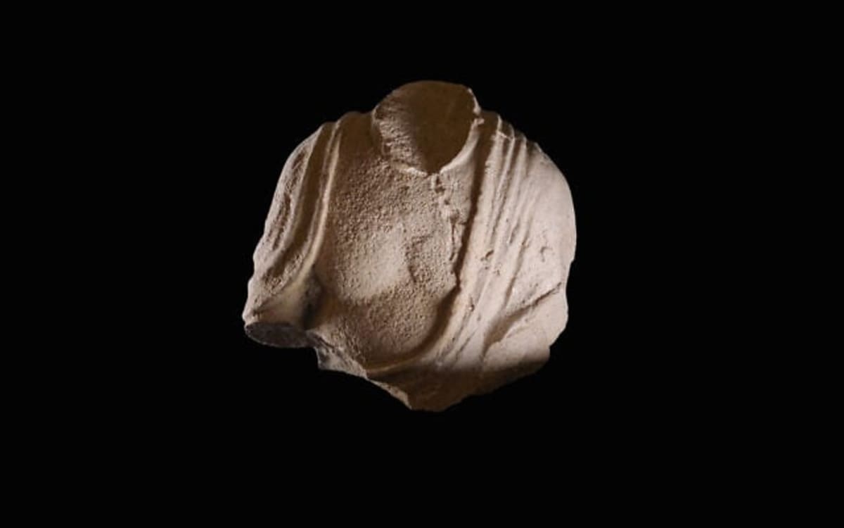 8-Year-Old Finds 1,700-Year-Old Roman Statue in Desert - Image 2