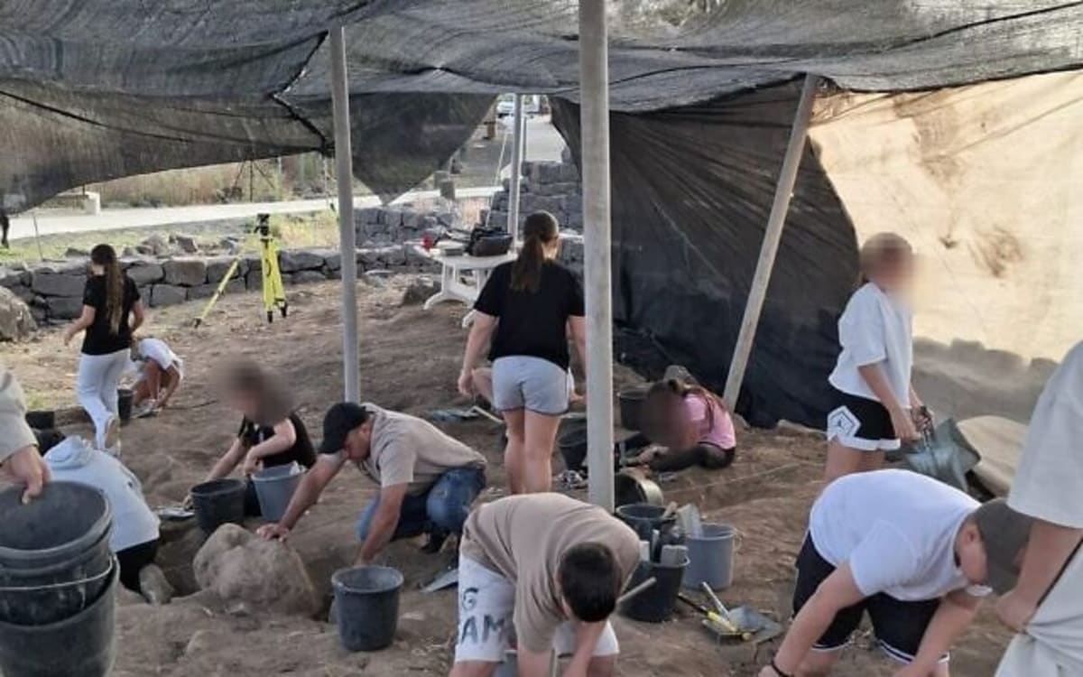 12-Year-Old Discovers 1,500-Year-Old Gemstone in Israel - Image 4