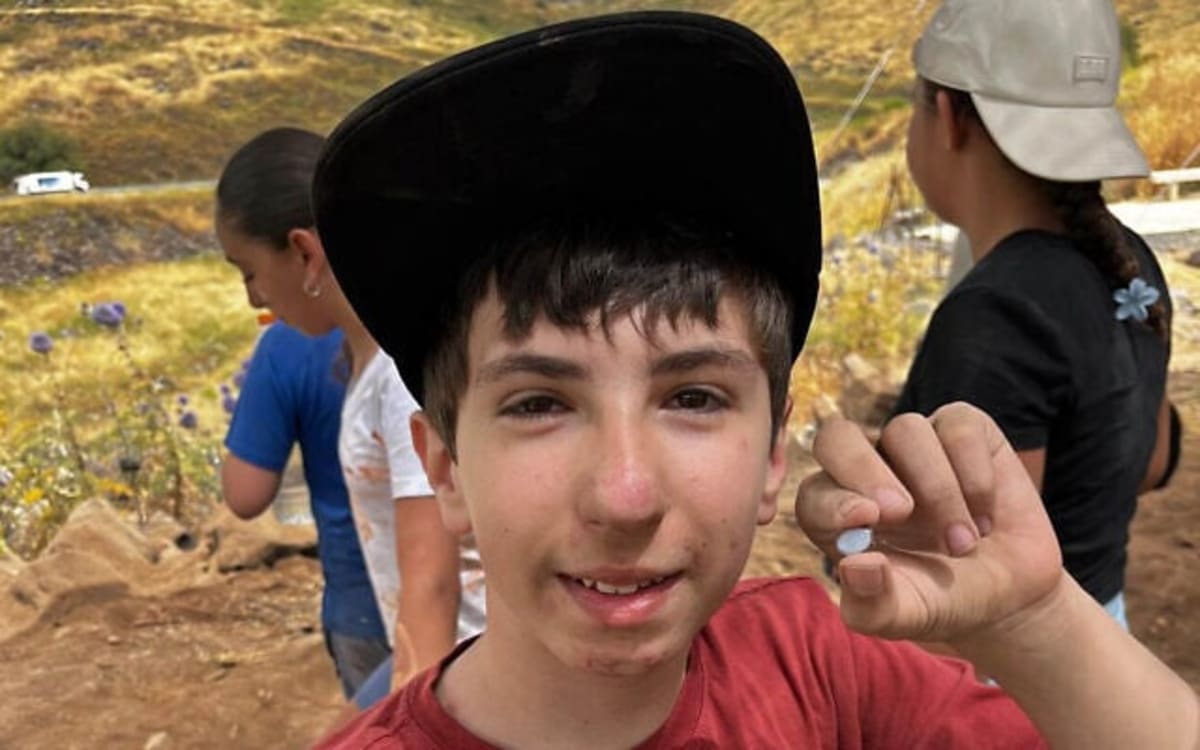 12-Year-Old Discovers 1,500-Year-Old Gemstone in Israel - Image 2