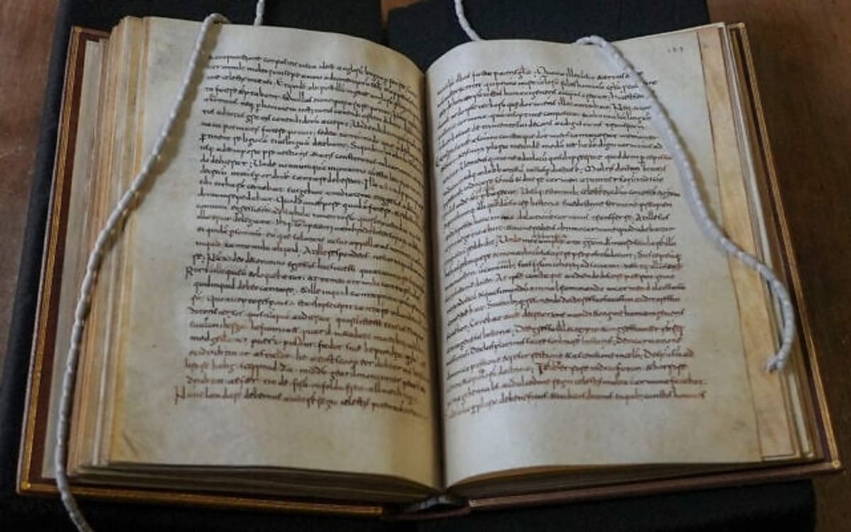 Oldest English Poem Found in Rome After 1,400 Years - Image 5