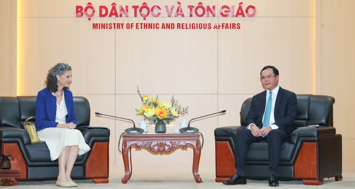 ** Vietnamese Minister of Ethnic Affairs meets with UN Development Programme representative in Hanoi