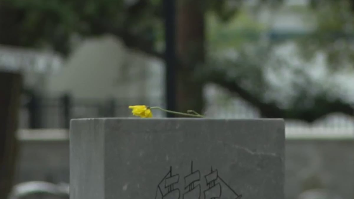 Tampa Volunteers Honor 1,700 Graves Before Memorial Day - Image 3