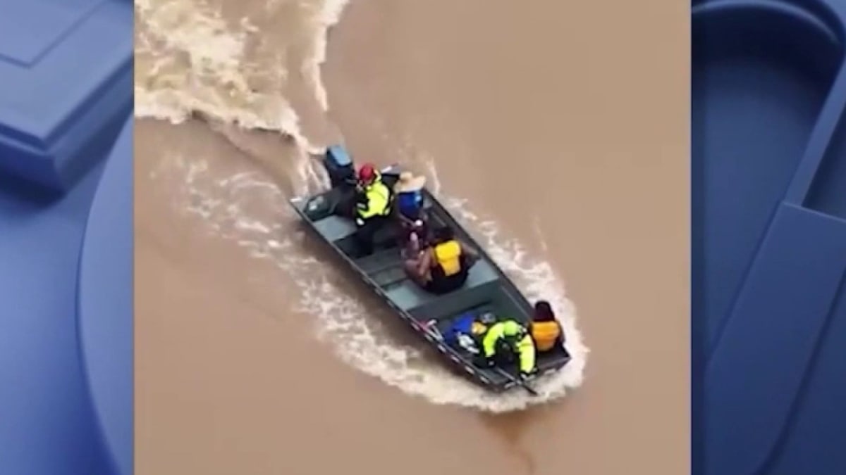 Atlanta Firefighters Rescue 6 Stranded on River - Image 2