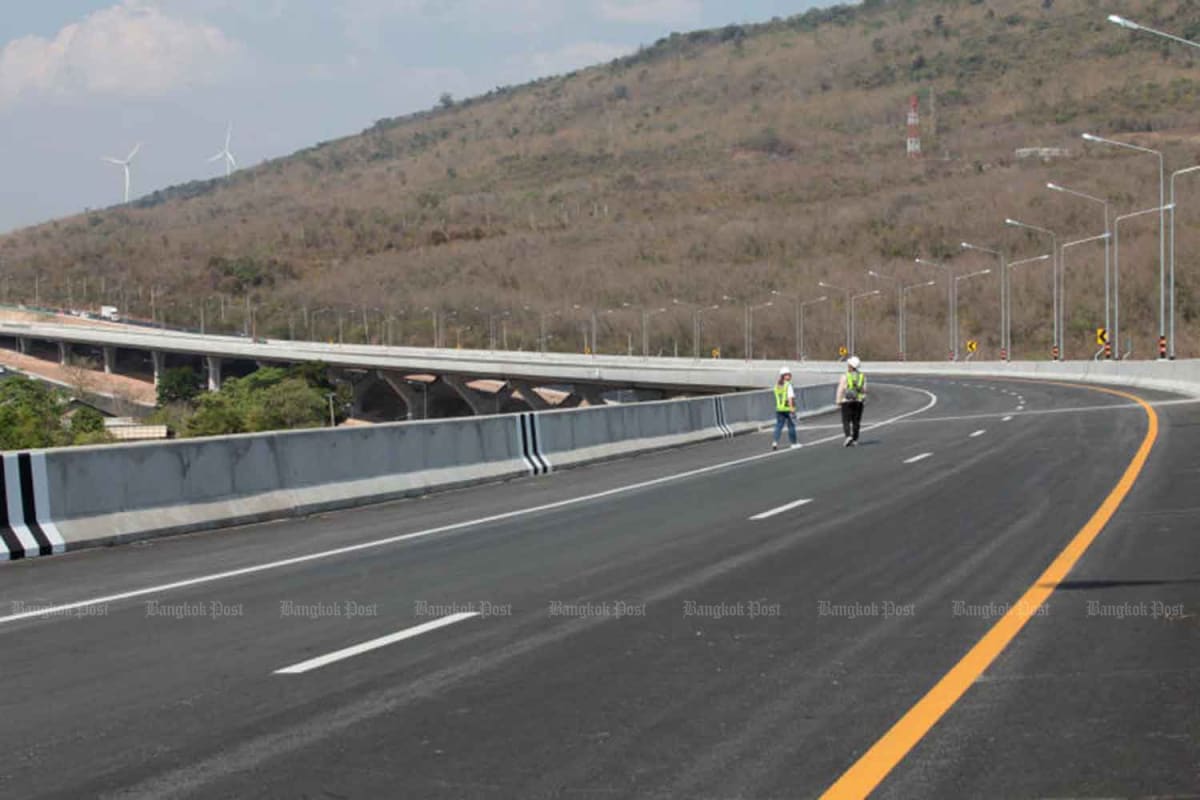 Runaway Ostrich Jogs 10km on Thai Highway, Gets Safe Return - Image 3