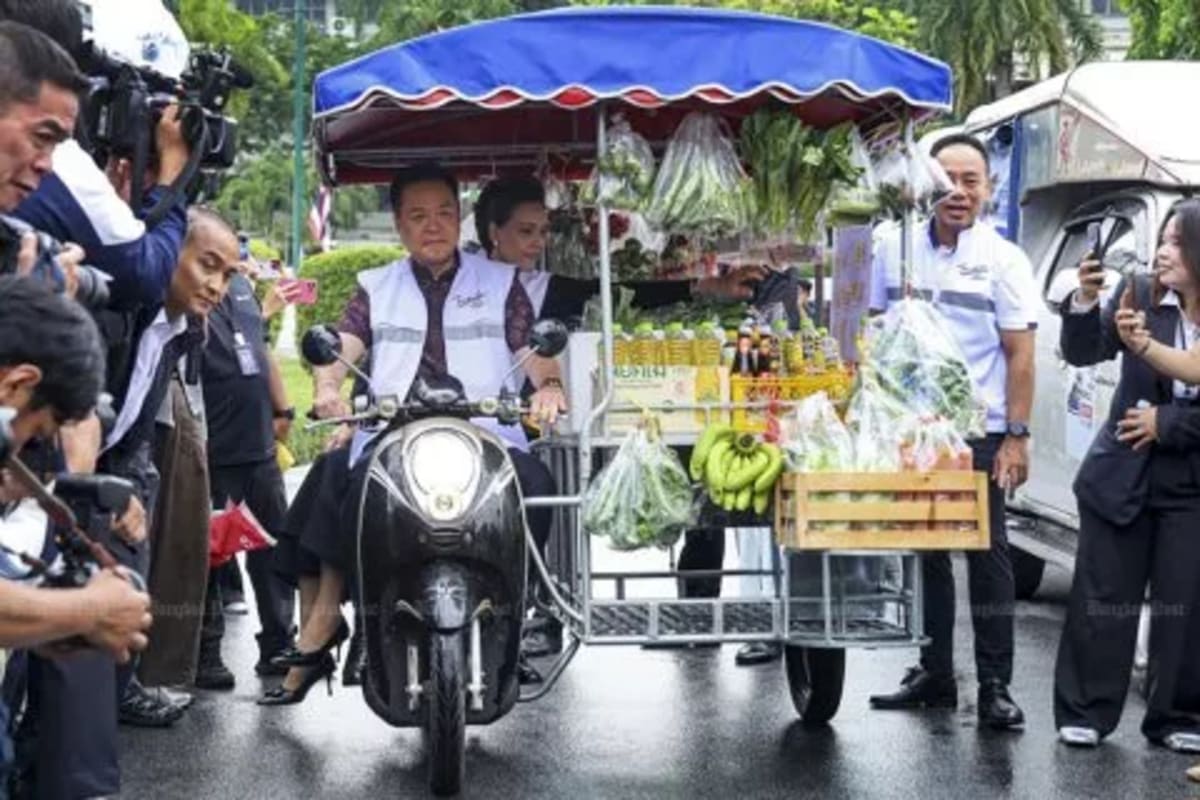 Bangkok Vendors Help Families Save 75% on School Uniforms - Image 3