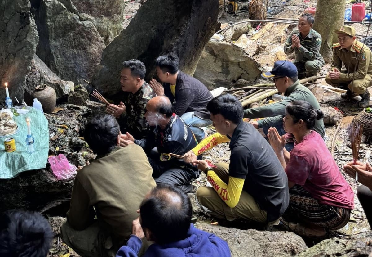 5 Trapped Cavers Found Alive After Week in Flooded Laos Cave - Image 5