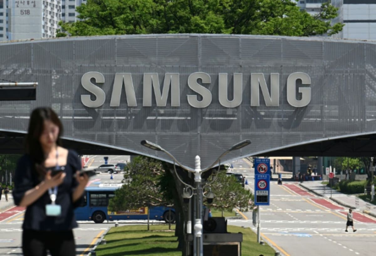 Samsung Electronics factory workers in South Korea celebrating historic profit-sharing bonus agreement