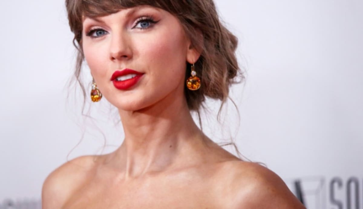 Taylor Swift Becomes Youngest Woman in Songwriters Hall of Fame