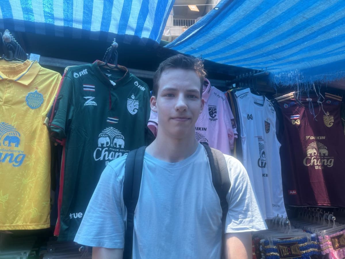 Bangkok's Songkran Festival Draws Global Crowds Despite Heat - Image 4