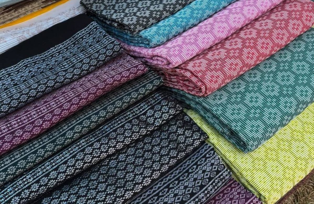 Thailand's 79-Year-Old Weaver Fights to Save Royal Silk - Image 3