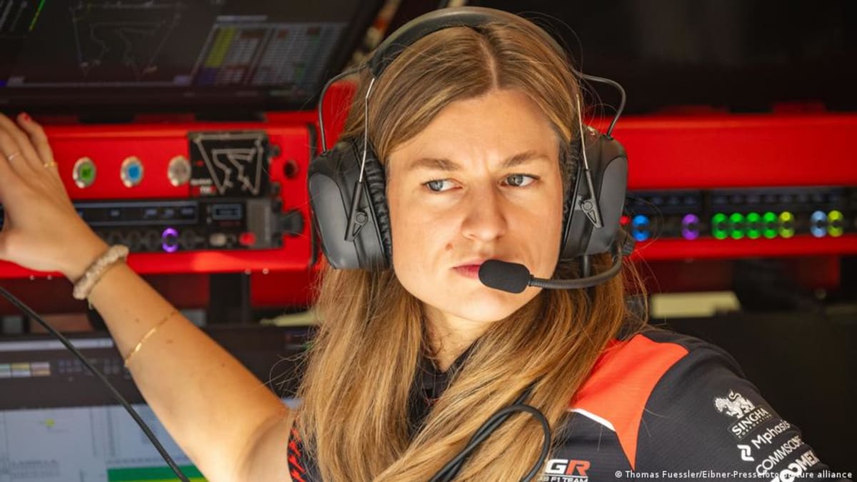 Laura Müller working as race engineer on pit wall at Formula 1 race